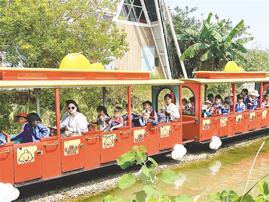 佛山學(xué)子到江門古勞水鄉(xiāng)旅游區(qū)開展研學(xué)活動。