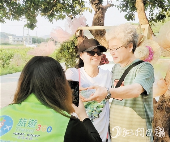 港澳游客來到臺(tái)山鄉(xiāng)村旅游，并合影留念。