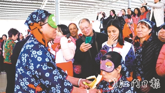 在“蒙眼吃香蕉”環(huán)節(jié)，隊(duì)友們在一旁耐心指揮，蒙眼選手努力找準(zhǔn)香蕉的位置。