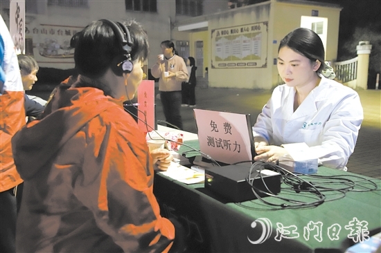 活動免費為群眾提供量血壓、測血糖、中醫(yī)診療保健、口腔檢查、聽力檢測等多項服務(wù)。