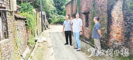 李科華（中間白衣者）在基層走訪調研，奔走在矛盾糾紛化解的“最前線”。