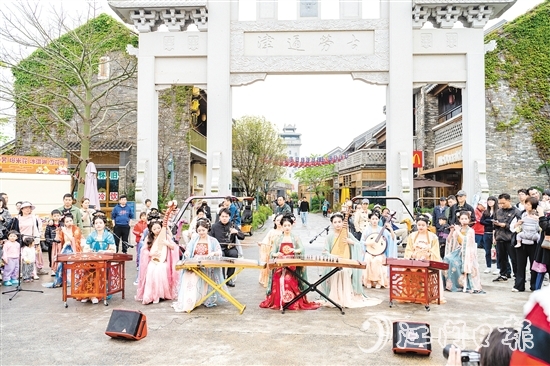 江門古勞水鄉(xiāng)旅游區(qū)民樂演出以“移步換景”的形式融入水鄉(xiāng)。