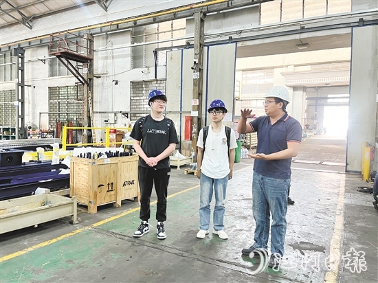 大學應屆畢業(yè)生走進鶴山市重點企業(yè)了解崗位信息。