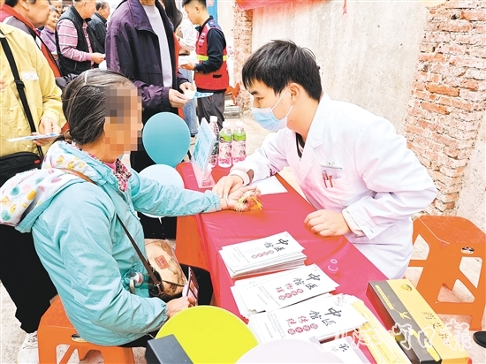 墟鎮(zhèn)社區(qū)不定期開設“中醫(yī)集市”，為長者提供中醫(yī)義診、健康咨詢、養(yǎng)生講座等服務。