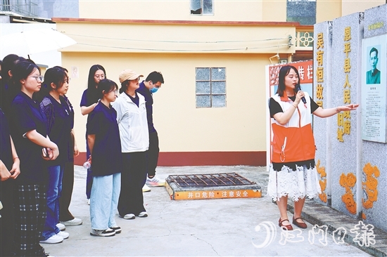 港澳學(xué)子們到吳有恒故居參觀學(xué)習(xí)。