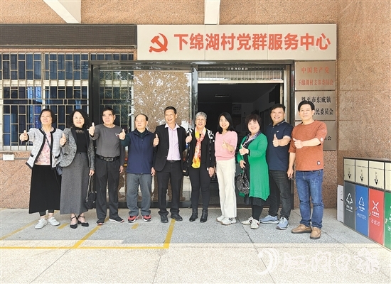 唐仲喜（右五）和兒子（右六）回到丈夫的家鄉(xiāng)東成鎮(zhèn)祭祖、探親。