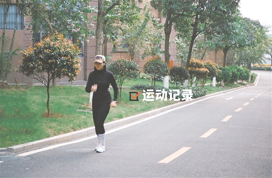 阿鈺跑步注重正確姿勢(shì)和持續(xù)堅(jiān)持。