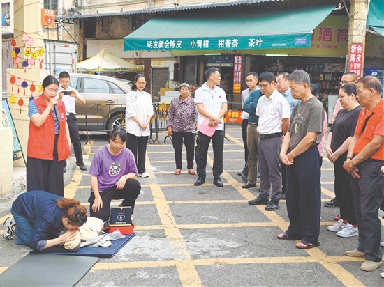 裝機儀式現(xiàn)場舉辦了救護培訓(xùn)班，幫助群眾熟練掌握心肺復(fù)蘇和AED使用等救護技能。