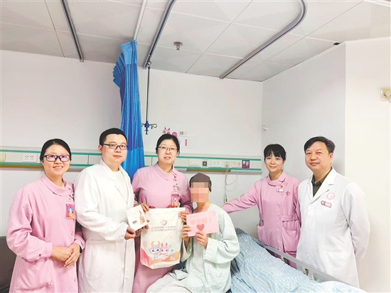 結(jié)束了最后一次化療，李女士收到了粉紅色的“抗癌畢業(yè)證書”。