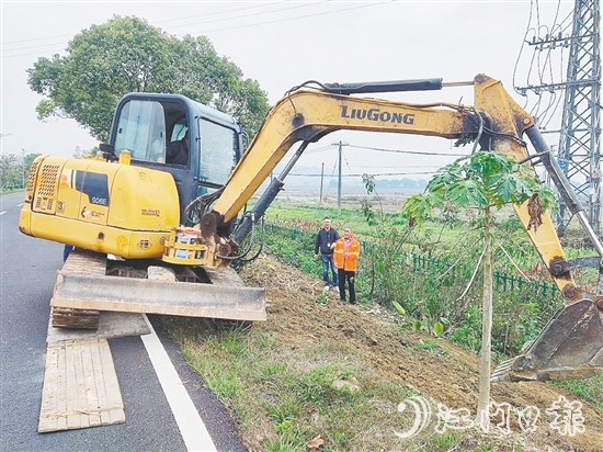 路政執(zhí)法人員安全有序地開(kāi)展清理工作，恢復(fù)路肩原狀。