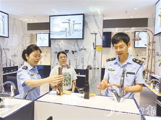 開平市市場監(jiān)管局工作人員深入企業(yè)，宣講知識(shí)產(chǎn)權(quán)保護(hù)政策法規(guī)。