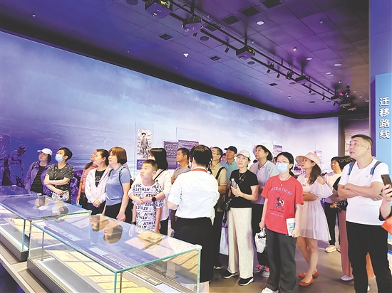 游客可以在中國僑都華僑華人博物館感受江門籍華僑華人的奮斗歷程。