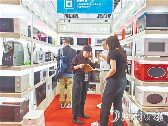 天倬智能家居生產(chǎn)的微波爐等家電產(chǎn)品吸引客商咨詢(xún)。凌雪敏