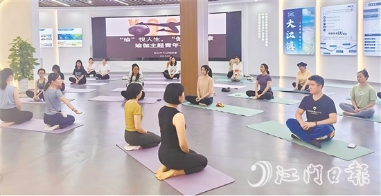 學員們進行靜坐冥想與呼吸調(diào)整，進入放松狀態(tài)。