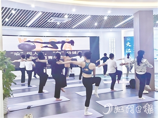 學員們跟隨導師練習，在體式轉(zhuǎn)換中體會力量與柔韌的平衡。