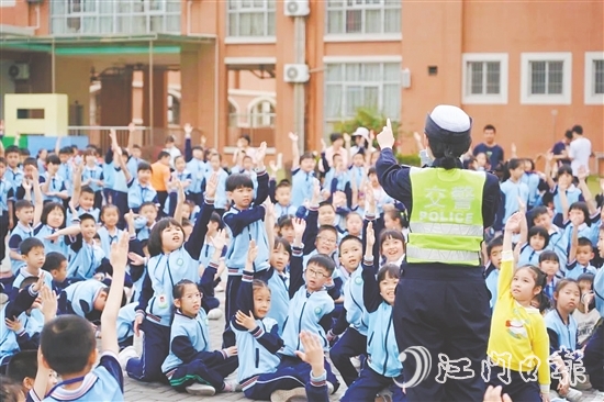 學生們踴躍參與互動問答。