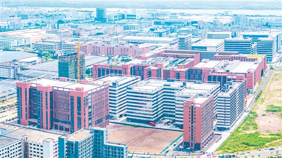 江門市安全應(yīng)急產(chǎn)業(yè)園內(nèi)廠房林立，發(fā)展?jié)摿Υ?，致力于打造灣區(qū)一流安全應(yīng)急產(chǎn)業(yè)園。何榕