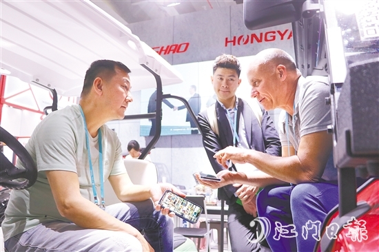 在江門鴻雅科技有限公司展位現(xiàn)場，來自美國邁阿密的客商正積極與企業(yè)商討合作方式。劉淑君