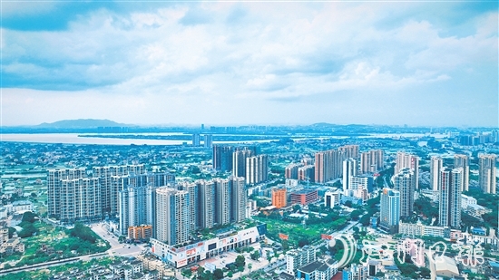 鶴山擁有廣闊的發(fā)展空間、扎實(shí)的產(chǎn)業(yè)基礎(chǔ)和良好的發(fā)展勢頭。圖為鶴山城區(qū)。