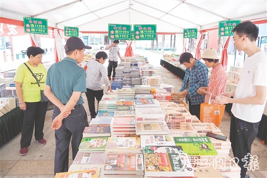 市民在購書區(qū)挑選圖書。