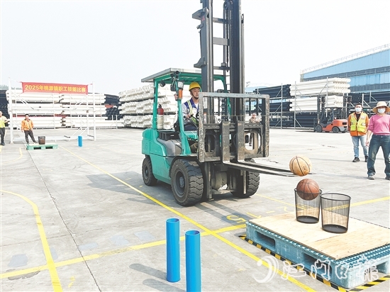 參賽選手需完成籃球投放、窄道繞樁等高難度任務(wù)。