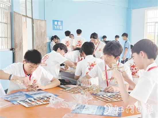 學(xué)生們拼裝“馮如一號”模型。