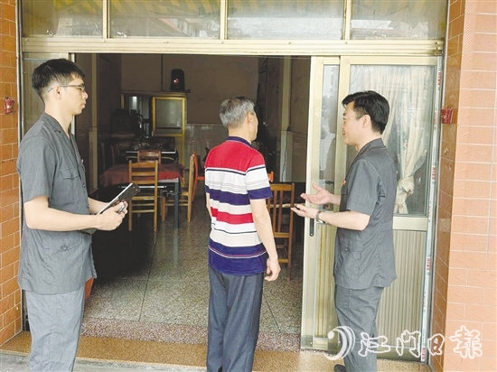 法官到李大爺家回訪，發(fā)現(xiàn)損壞的房屋已經(jīng)基本修復。