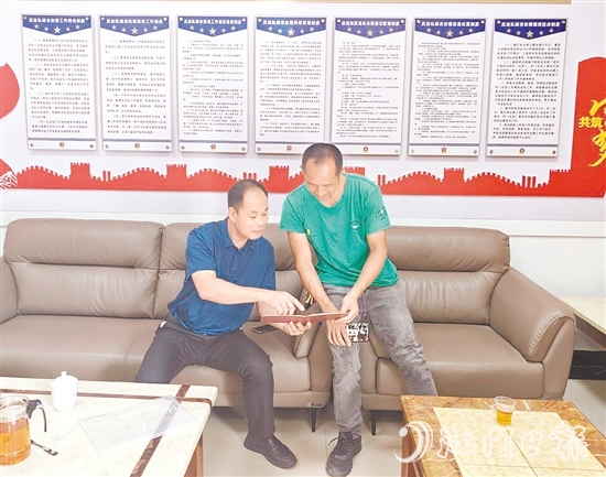 黃凱堅（左）用行動詮釋基層政法工作者的堅守與擔當。