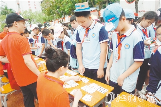 學(xué)生挑戰(zhàn)“神機(jī)妙算”游戲項(xiàng)目。