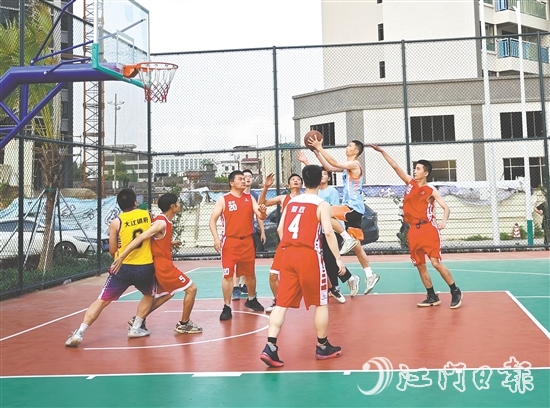 比賽現(xiàn)場，雙方隊(duì)員展現(xiàn)了高超的籃球技藝。