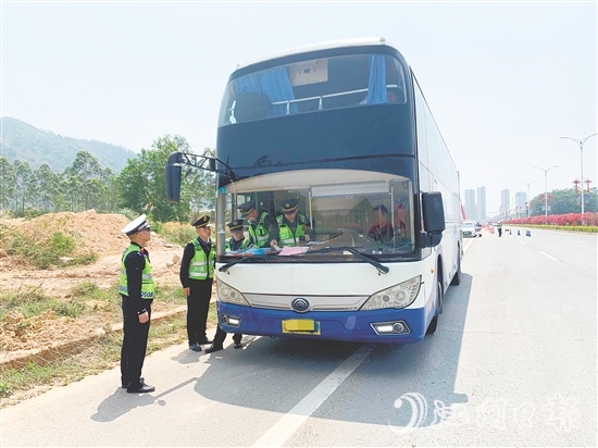 交警部門在重點(diǎn)區(qū)域設(shè)置流動(dòng)檢查點(diǎn)，嚴(yán)查客運(yùn)車輛違規(guī)攬客、不按核定線路行駛等亂象。