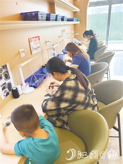 在“巾幗共富工坊”，“寶媽”帶娃工作兩不誤。