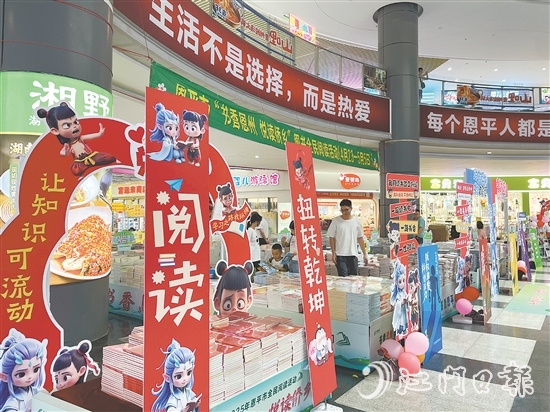 活動現(xiàn)場有5萬多冊書籍供大家免費閱讀。