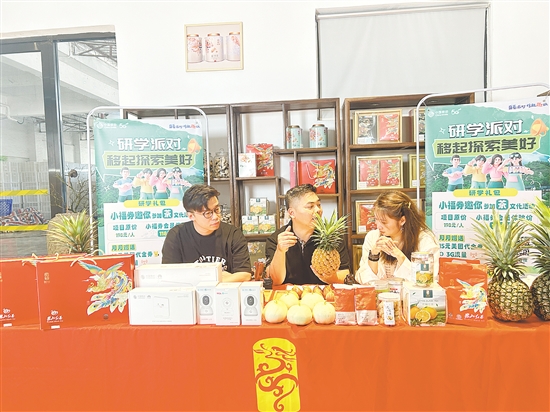 羅家宏（中）在直播帶貨。