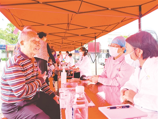 江門市婦幼保健院在雙合鎮(zhèn)開展大型義診活動。