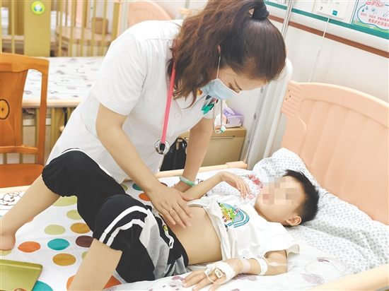 醫(yī)生查看患兒情況。