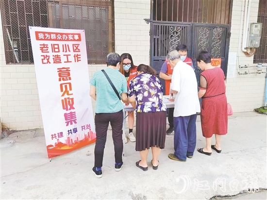 網(wǎng)格員廣泛收集居民對(duì)老舊小區(qū)改造的意見建議。