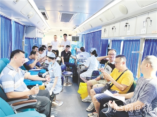 獻血車上，總有江門青年的身影。