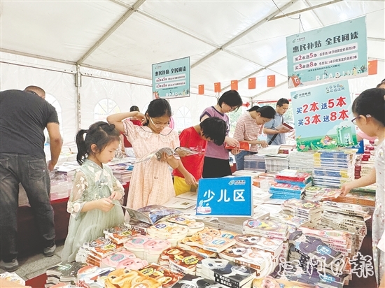 全民閱讀圖書文化活動中，大人小孩共享閱讀樂趣。