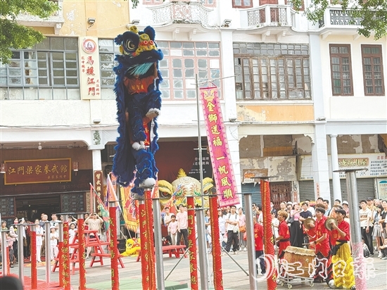 青年廣場上，15支精銳獅隊展開精彩比拼。