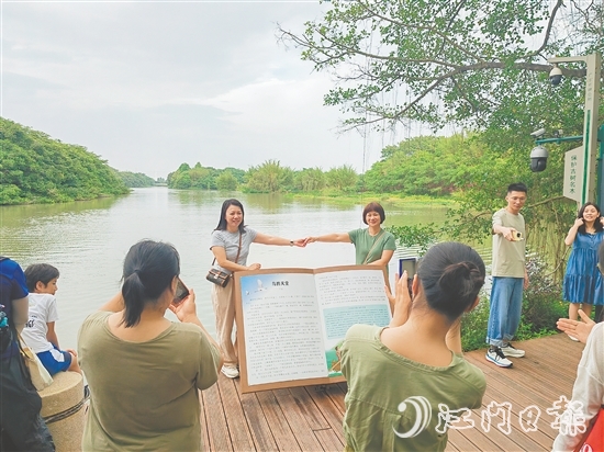 游客紛紛與“鳥的天堂”合影。