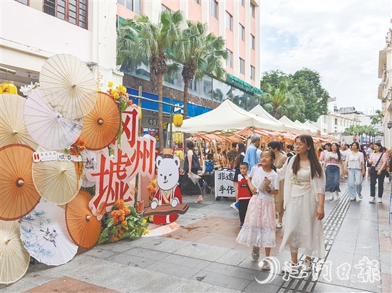 岡州墟非遺市集精彩不斷，現(xiàn)場人潮涌動。