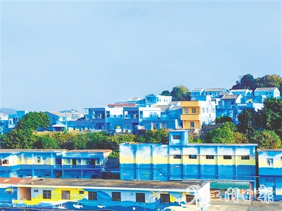 鯤鵬村海洋路沿線99間民房外立面披上“藍(lán)裝”，1.5萬(wàn)平方米海洋主題墻繪讓漁村變身藝術(shù)長(zhǎng)廊。