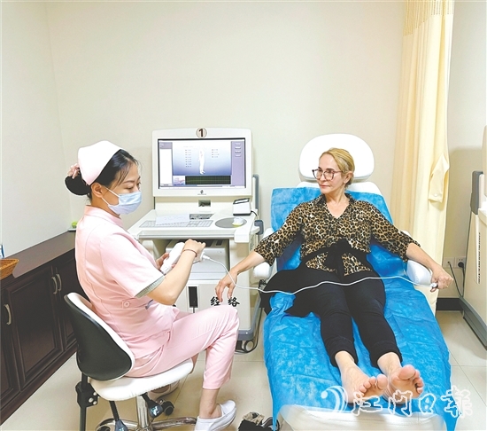 從未接觸傳統(tǒng)中醫(yī)的外國人在健康管理僑胞之家沉浸式體驗(yàn)中醫(yī)“治未病”。