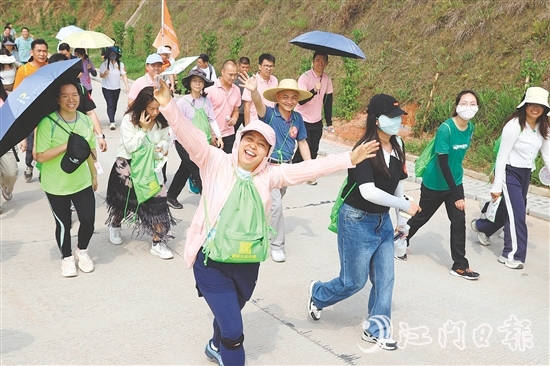 徒步愛好者沿青年水庫步行，穿梭于花海與綠林間，感受“體育+生態(tài)”的魅力。