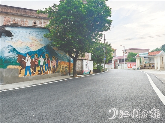 粉洞村升級改造村道，進一步優(yōu)化村莊人居環(huán)境。