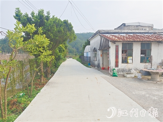 李偉業(yè)的養(yǎng)殖基地門前的村道得到升級改造，解決了困擾他許久的交通問題。