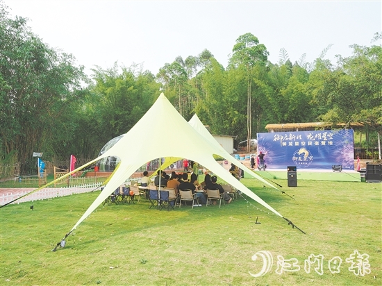 游客在雅瑤鎮(zhèn)陳山村御龍星空民宿營地享受假期。