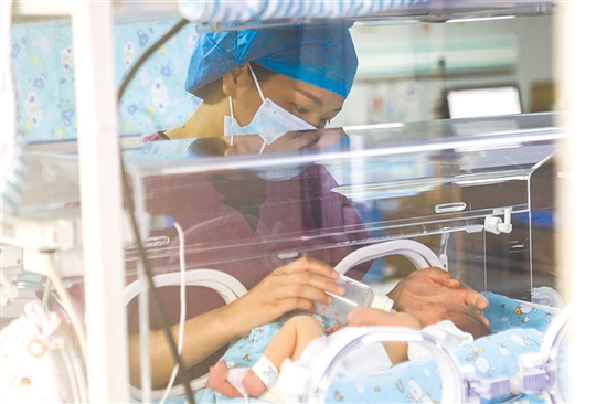 這是一雙小心翼翼的手。在江門市婦幼保健院新生兒科，護(hù)士李麗婷化身臨時(shí)“奶媽”，手持奶瓶給早產(chǎn)兒喂奶。她時(shí)而調(diào)整奶瓶角度，時(shí)而放緩速度，用耐心與愛心為小生命構(gòu)筑溫暖港灣，陪伴他們跨越成長路上最初的難關(guān)。