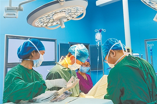 這是一雙恪盡職守的手。作為手術(shù)室護(hù)士，不僅要對手術(shù)現(xiàn)場的器械擺放位置了然于胸，還要練就“讀心術(shù)”，能秒懂主刀醫(yī)生需要。此刻，江門市江海區(qū)中西醫(yī)結(jié)合醫(yī)院手術(shù)室護(hù)士劉影正專注地配合醫(yī)生手術(shù)，傳遞器械，守護(hù)生命。